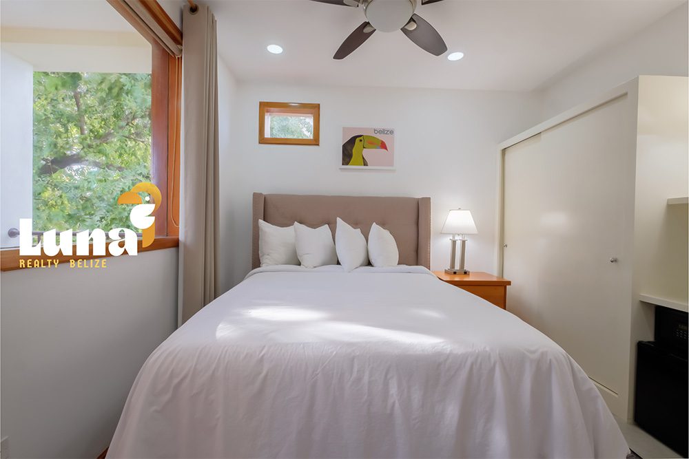 Cozy bedroom with a double bed.